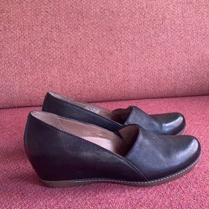 Black leather Dansko simple pumps with 2inch heel